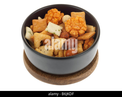 Bocce di piccante e speziato stile giapponese cracker salato parte del cibo servito in feste e buffet di snack dito contro uno sfondo bianco Foto Stock