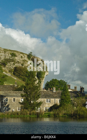 Kilnsey Crag in Wharfedale nel Yorkshire Dales Foto Stock