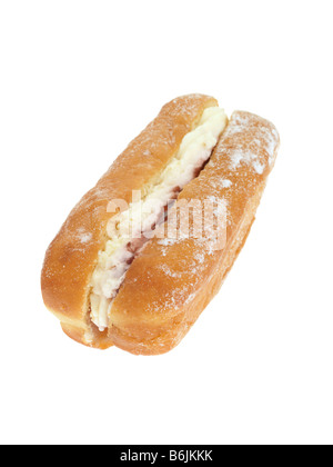 Dito fresco ciambella riempito con confettura di fragole e panna isolata contro uno sfondo bianco con nessun popolo e un tracciato di ritaglio Foto Stock