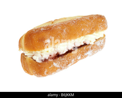 Dito fresco ciambella riempito con confettura di fragole e panna isolata contro uno sfondo bianco con nessun popolo e un tracciato di ritaglio Foto Stock