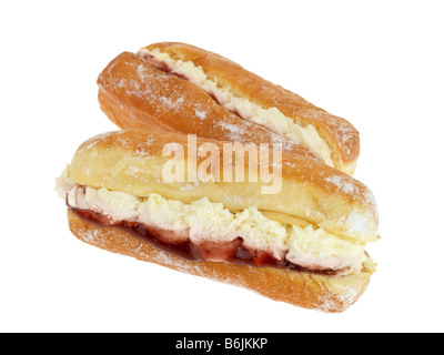 Dito fresco ciambella riempito con confettura di fragole e panna isolata contro uno sfondo bianco con nessun popolo e un tracciato di ritaglio Foto Stock