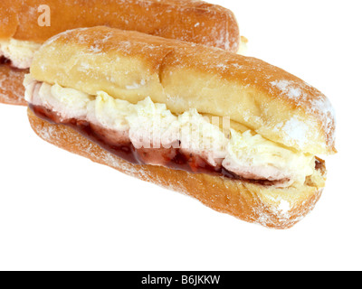 Dito fresco ciambella riempito con confettura di fragole e panna isolata contro uno sfondo bianco con nessun popolo e un tracciato di ritaglio Foto Stock