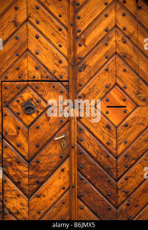 Europa, Polonia, Cracovia Kanonicza Street, Città Vecchia; porta in legno Foto Stock