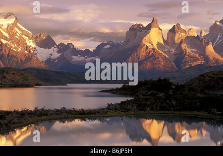 Sud America, Cile, Patagonia Parco Nazionale Torres del Paine Lago Pehoe e Paine Grande di sunrise, riflessi nel lago Foto Stock