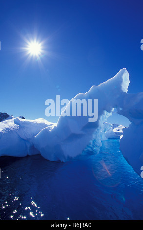 NA, STATI UNITI D'AMERICA, Alaska, Penisola Antartica, Paradise Bay. Un iceberg si siede a terra vicino a riva in Paradise Bay. Foto Stock