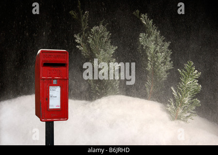 Un rosso Postbox in inverno la neve. Foto Stock