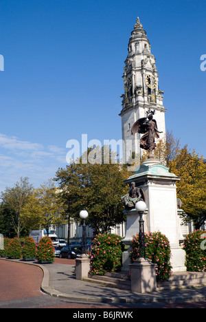 Municipio di Cardiff di clock tower e South African War Memorial cathays park cardiff Foto Stock