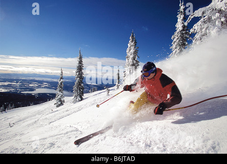 Telemark lo sciatore su Big Mountain Resort di coregoni, Montana (MR) Foto Stock