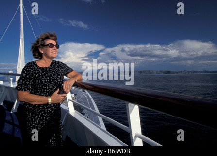 Unica donna sul ponte della nave da crociera in Norvegia (MR) Foto Stock