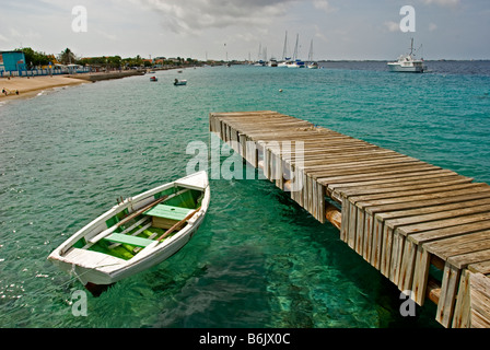 Piccola barca bianca legata al dock in legno sull'isola caraibica di Bonaire Foto Stock