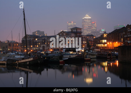 Regno Unito, Inghilterra, Londra. Il bacino di Limehouse a Londra al tramonto. Foto Stock