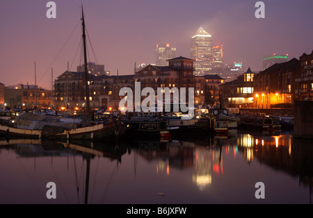 Regno Unito, Inghilterra, Londra. Il bacino di Limehouse a Londra al tramonto. Foto Stock