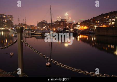 Regno Unito, Inghilterra, Londra. Il bacino di Limehouse a Londra in un giorno di nebbia. Foto Stock