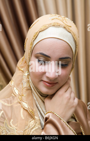 Bella ragazza musulmane di indossare il Hijab Foto Stock