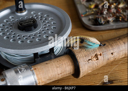 Regno Unito. Un salmone fly bloccato nel sughero manico di un fly canna da pesca. Foto Stock