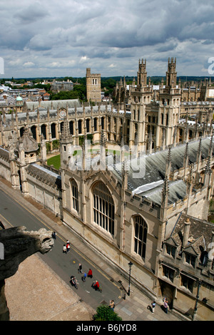 Regno Unito, Inghilterra, Oxford. L'All Souls College di Oxford visto dalla Torre di Santa Maria Vergine. Foto Stock