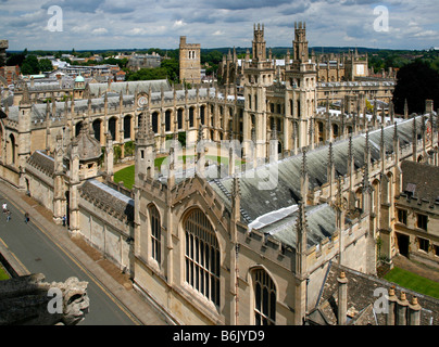 Regno Unito, Inghilterra, Oxford. L'All Souls College di Oxford visto dalla Torre di Santa Maria Vergine. Foto Stock