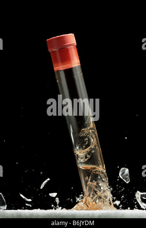 A liquido con tubo di prova la rottura in caso di impatto Foto Stock