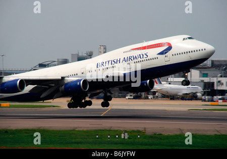 Regno Unito, Londra Heathrow. Boing 747-400 al decollo all'Aeroporto di Londra Heathrow preso dal terminale 4. Foto Stock