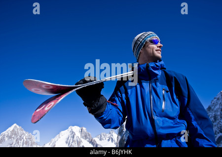 Francia, Chamonix, Grands Montets. Un uomo con gli sci nella parte superiore di un sollevatore Foto Stock