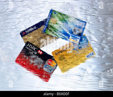 Carte di credito congelate in ghiaccio Foto Stock