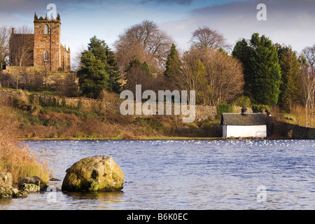 Duddingston Chiesa dal loch Foto Stock