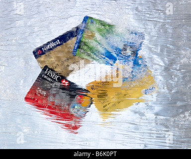 Carte di credito congelate in ghiaccio Foto Stock