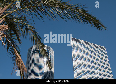 Israele Tel Aviv Azrieli Towers vista delle torri tops attraverso foglie di palmo Foto Stock