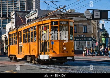 Vecchio bus elettrico sulla strada del centro di San Francisco CA USA Foto Stock