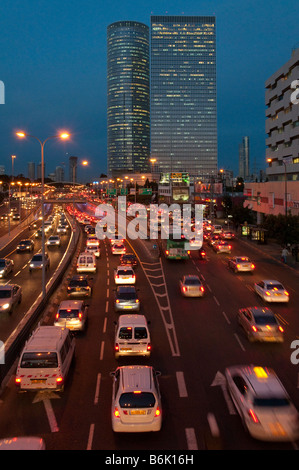 Israele Tel Aviv Azrieli Towers sera il traffico pesante con torri in bkgd Foto Stock