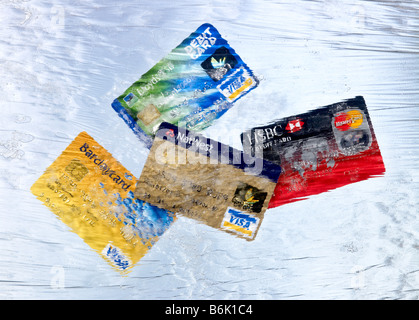 Carte di credito congelate in ghiaccio Foto Stock