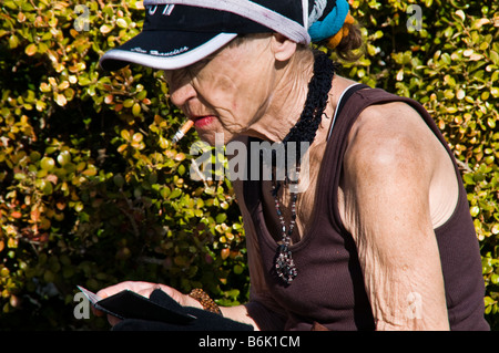 Senzatetto donna seduta sulla panchina nel parco della città di San Francisco CA USA California Foto Stock