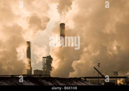 Olio e gas fumaioli di raffineria Foto Stock