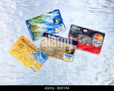 Carte di credito congelate in ghiaccio Foto Stock