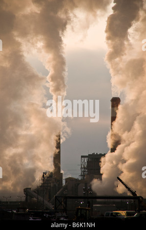 Olio e gas fumaioli di raffineria Foto Stock