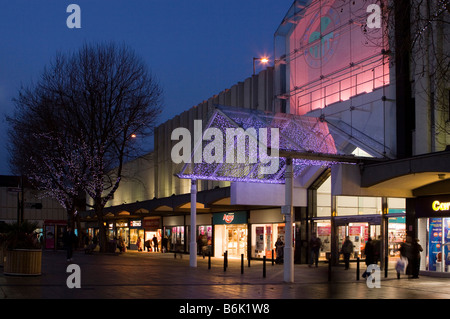 Regno Unito Inghilterra Cheshire Stockport Merseyway Natale Centro Shopping precinct entrata di notte Foto Stock