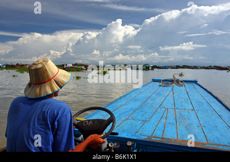Il conducente della barca sul lago Tonle Sap sul modo per il Chong Kneas villaggio galleggiante durante la stagione delle piogge, Siem Reap Cambogia Foto Stock