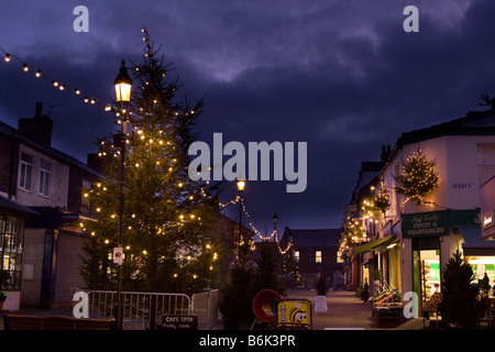 Regno Unito Inghilterra Cheshire Stockport Marple albero di Natale e negozi locali di notte Foto Stock