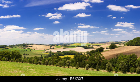 Il terreno coltivabile paesaggio del Gers in Guascogna, Southwest Francia, Europa Foto Stock