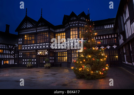 Regno Unito Inghilterra Cheshire bramhall stockport Park Bramall Hall albero di Natale di notte Foto Stock