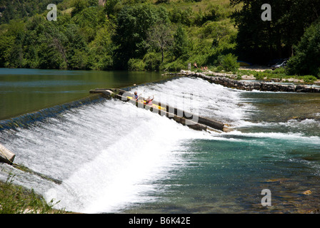 Scorrere verso il basso una canoa sparare vicino a Les Vignes, Gorges du Tarn, Lozère, Languedoc-Rousillion, Francia Foto Stock