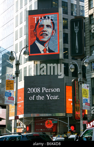 Times Square schermo video annuncia Barack Obama come Time magazine nel 2008 persona dell'anno Foto Stock