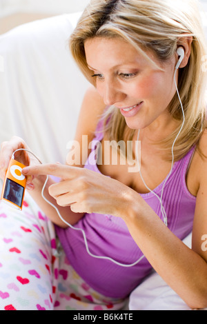 Ragazza ascoltando "iPod nano" Foto Stock