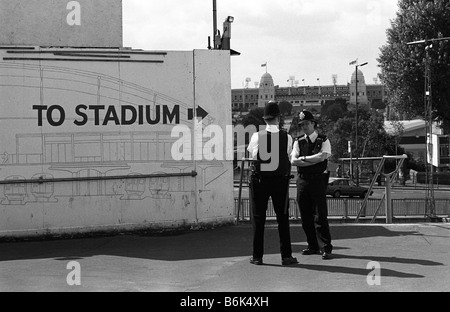 Un poliziotto di pattuglia al di fuori lo stadio di Wembley prima del 1999 FA Cup finale, Londra. Foto Stock
