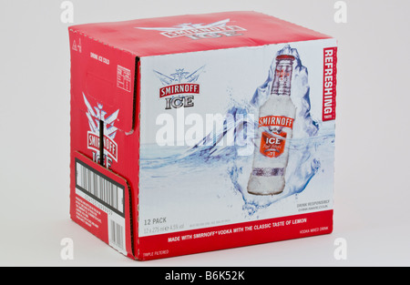 Confezione di 12 bottiglie di Smirnoff Ice vodka bevanda miscelata prodotti e imbottigliati nel Regno Unito Foto Stock