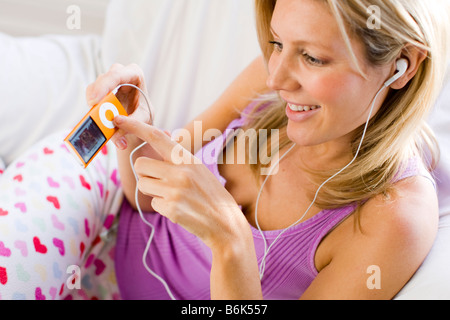 Ragazza ascoltando "iPod nano" Foto Stock