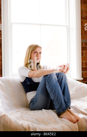 Ritratto di teen seduto sul divano Foto Stock