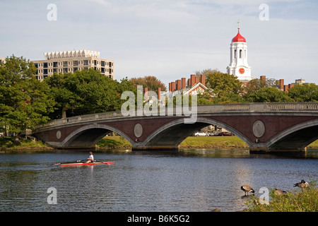 Canottaggio sul fiume Charles e la Harvard University edifici in Cambridge Greater Boston Massachusetts USA Foto Stock