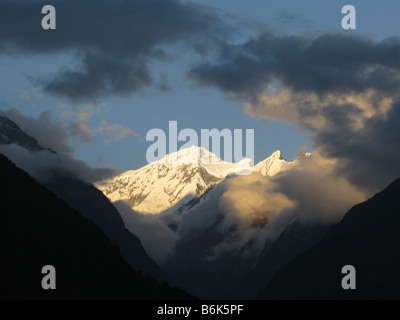 Annapurna 3 e Gandharba Chuli al tramonto visto da Chhomrong, Annapurna pedemontana, Gandaki, Himalaya, Nepal, Asia centrale Foto Stock