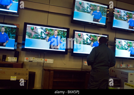 Ai clienti di sfogliare il televisore a schermo piatto, visualizzazione in un Best Buy negozio di elettronica in New York Foto Stock